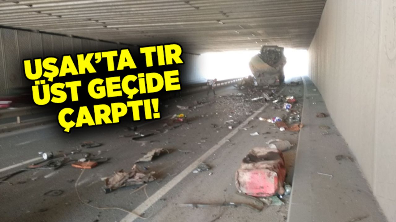Uşak'ta hurda taşıyan tır üst geçide çarptı