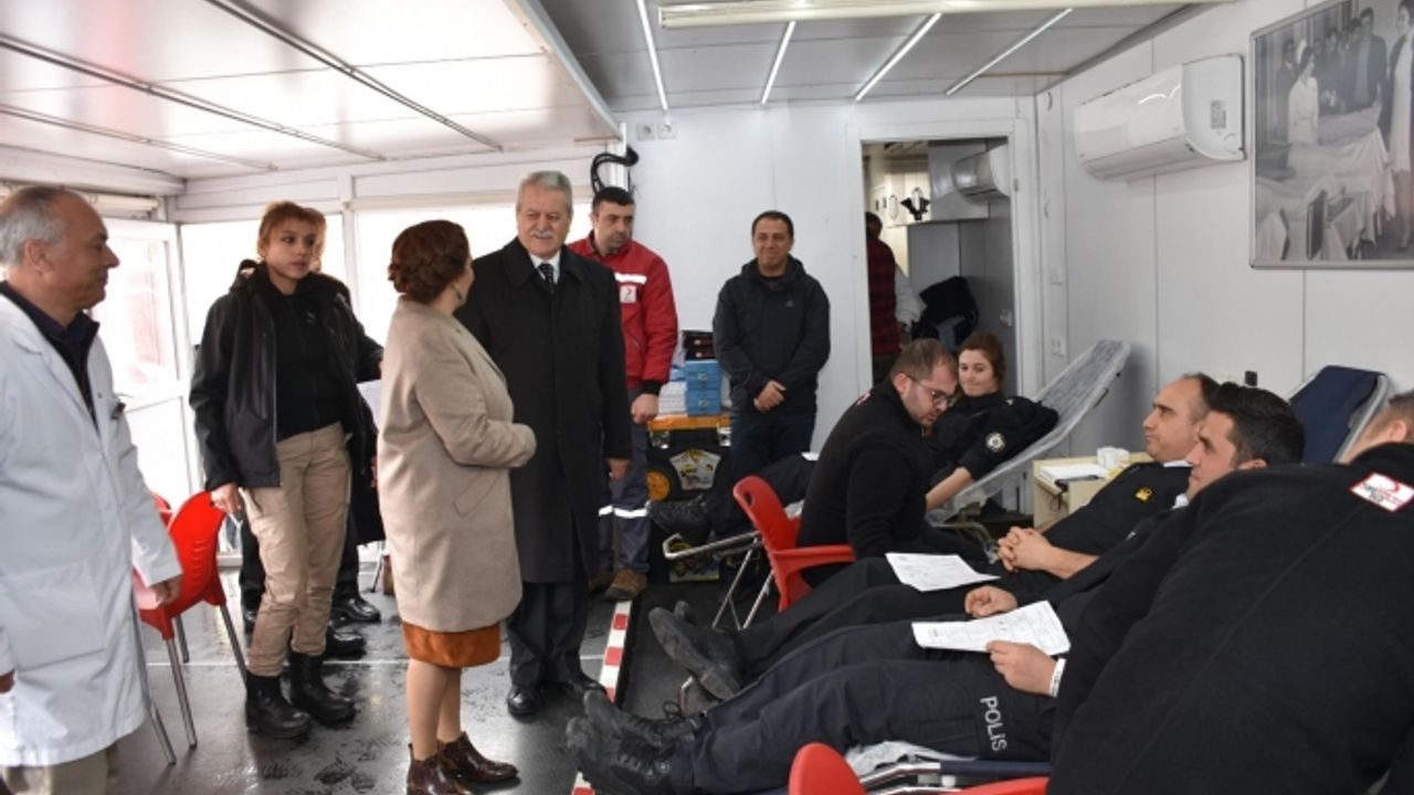 Vali Funda Kocabıyık, Güvenlik güçlerinin kan bağışı kampanyasına destek verdi