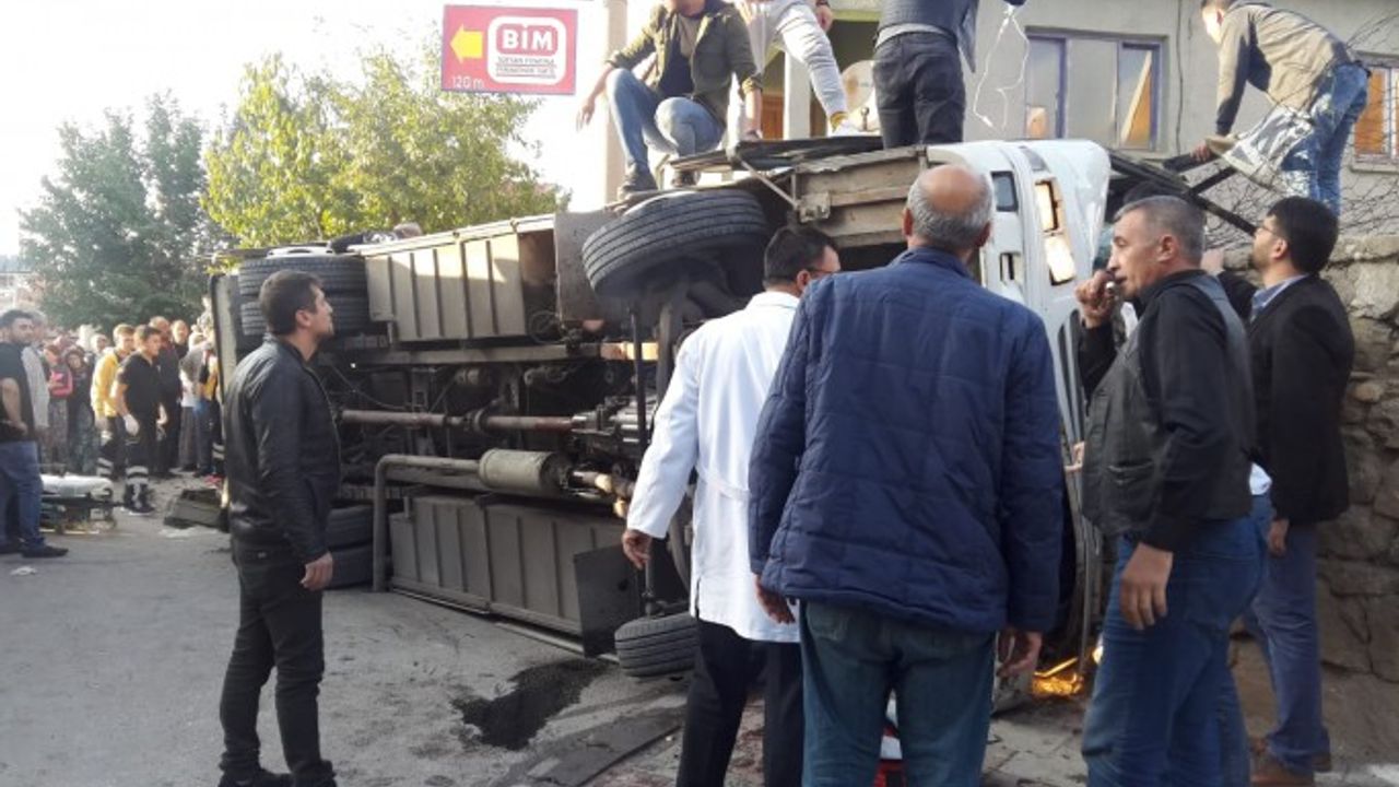Uşak'ta Servis otobüsü kaza yaptı: 1 ölü, 14 yaralı