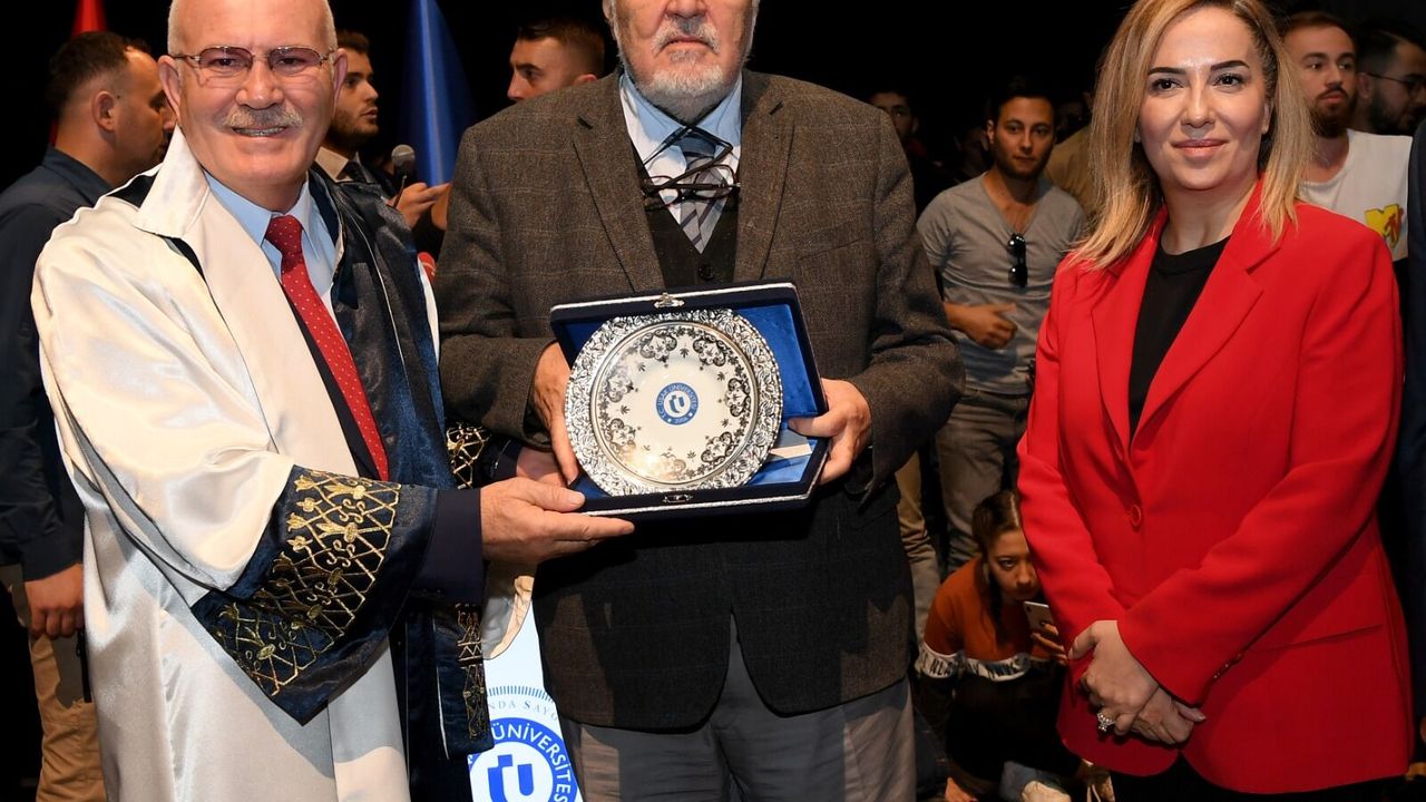 UŞAK ÜNİVERSİTESİ AKADEMİK AÇILIŞ YILI TÖRENİNE İLBER ORTAYLI KATILDI