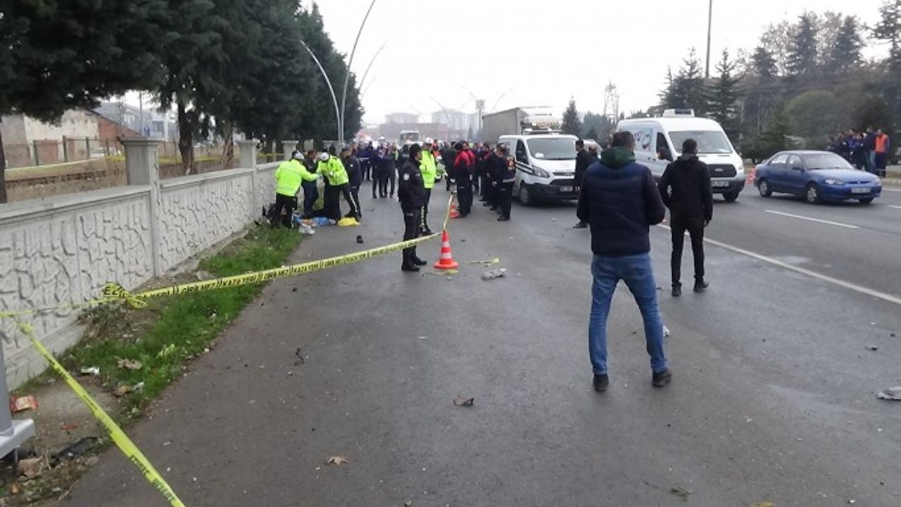 Uşak’ta feci kaza, alkollü ve ehliyetsiz sürücü durağa daldı: 3 ölü