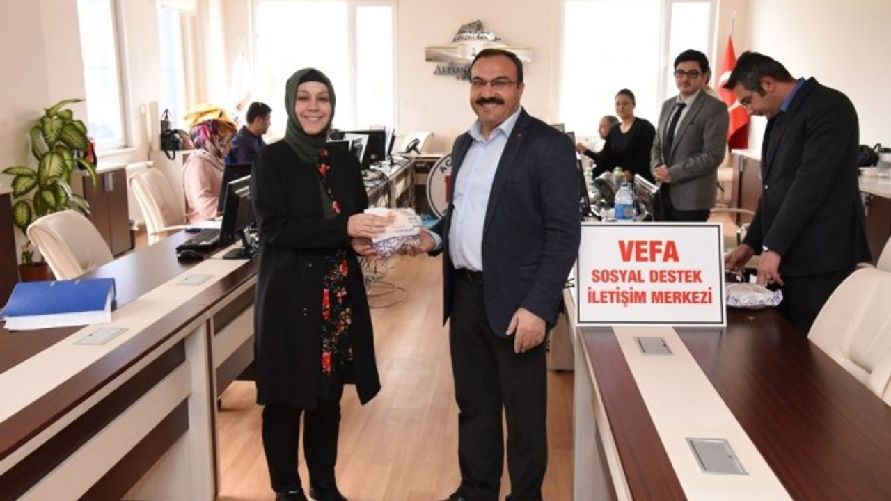 12 Acil Çağrı ve Vefa Sosyal Destek İletişim Merkezi çalışanların meyve ikramı