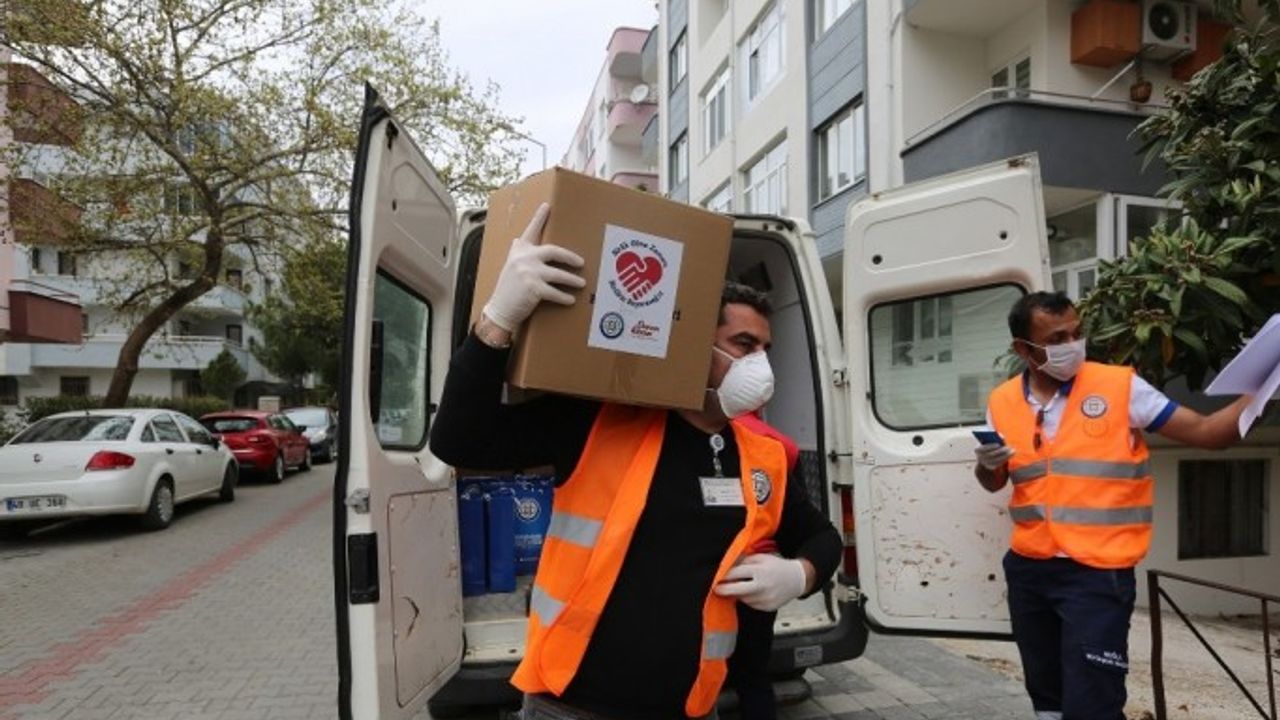 İhtiyaç sahiplerine gıda ve hijyen paketleri dağıtılıyor