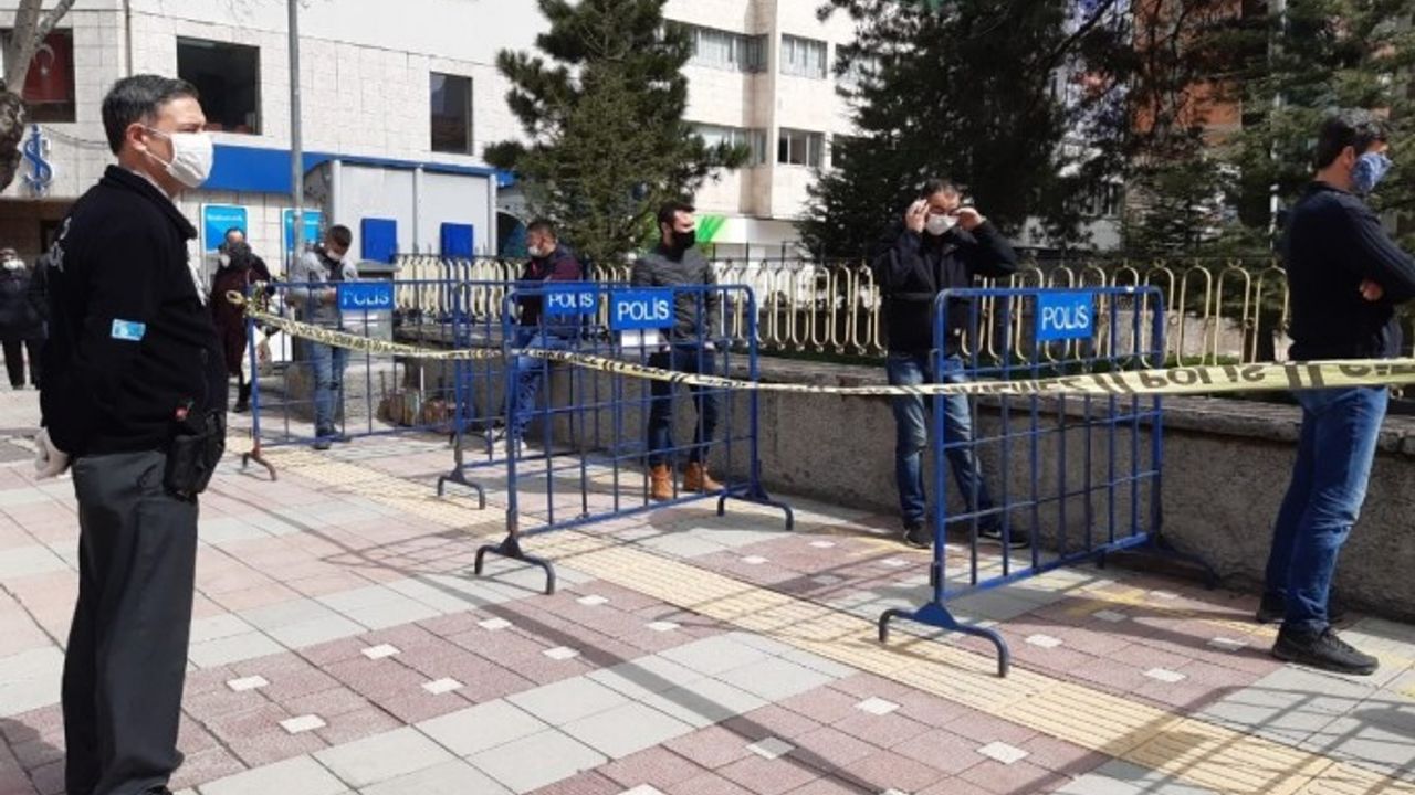 PTT ve kamu bankalarda sıra bekleyenlerin arasına bariyer konuldu
