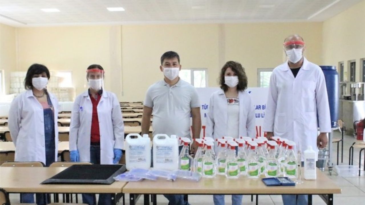 Uşak'ta Meslek lisesi öğretmenleri LGS için seri ‘dezenfektan’ üretimine başladı