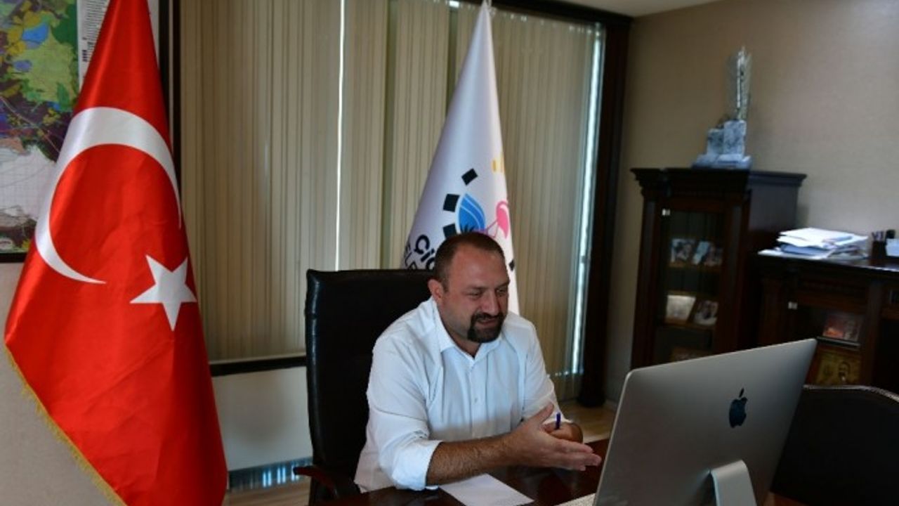 Başkan Gümrükçü, dünyanın farklı ülkelerinden gençlerle online toplantıda buluştu