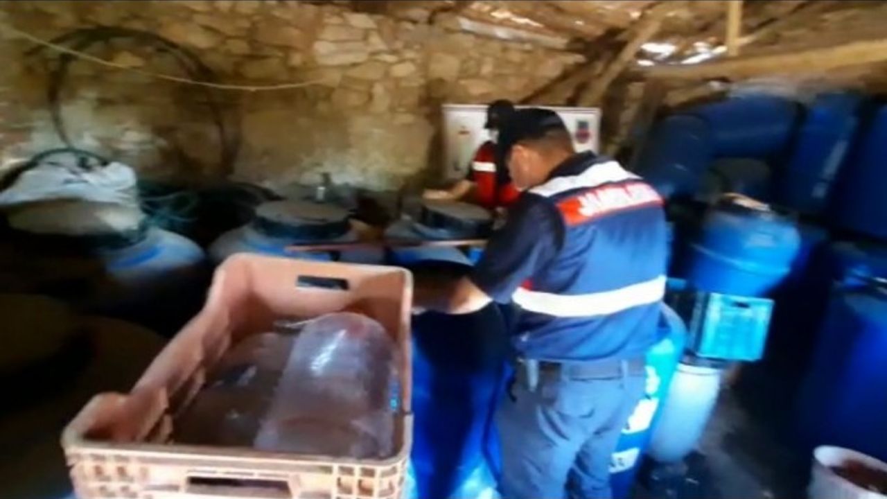 İzmir’de turistlere satılmak üzere hazırlanan kaçak şaraplar ele geçirildi