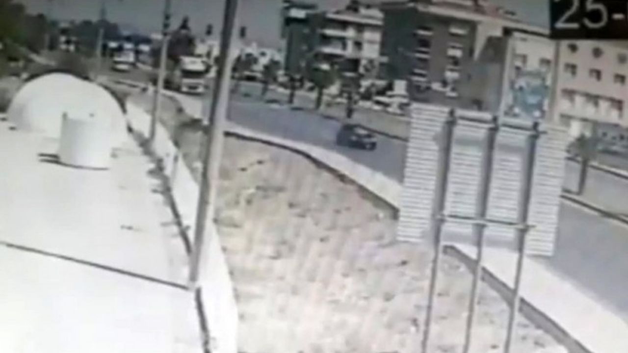 Karşıdan karşıya geçerken otomobil çarptı: Korkunç kaza kamerada