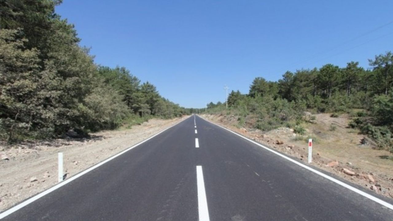 Kütahya İl Özel İdaresi’nin köy yollarında sıcak asfalt çalışmaları