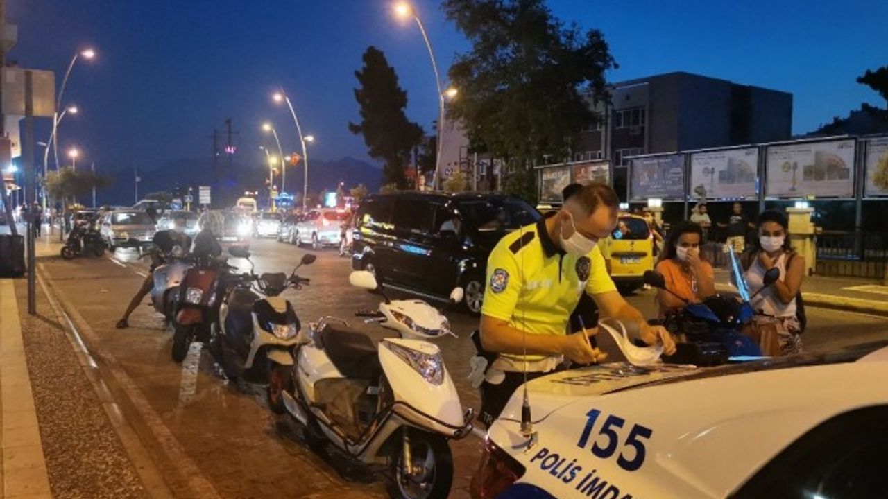 Marmaris’te kasksız ve maskesiz motor sürücülerine ceza yağdı