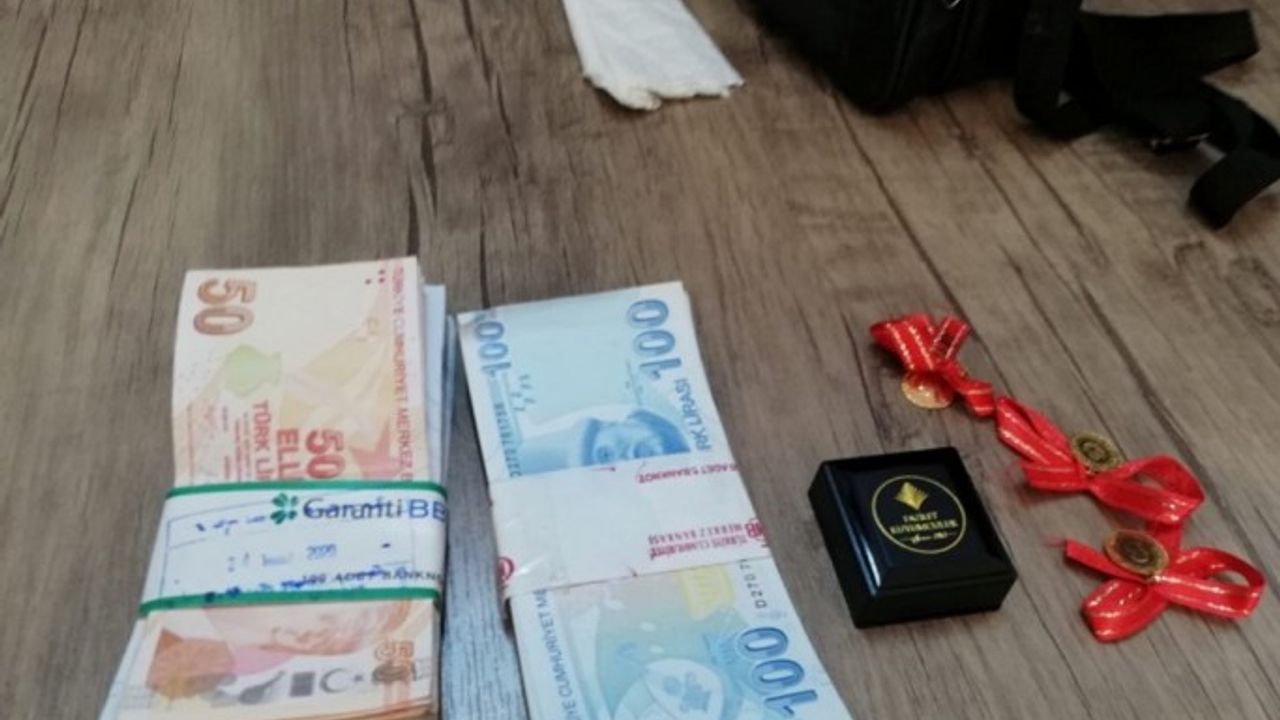 Pazar yerinde unutulan para dolu çanta sahibine teslim edildi