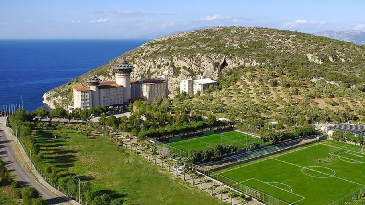 Tatile geldiği 5 yıldızlı otelde başına kale direği düştü