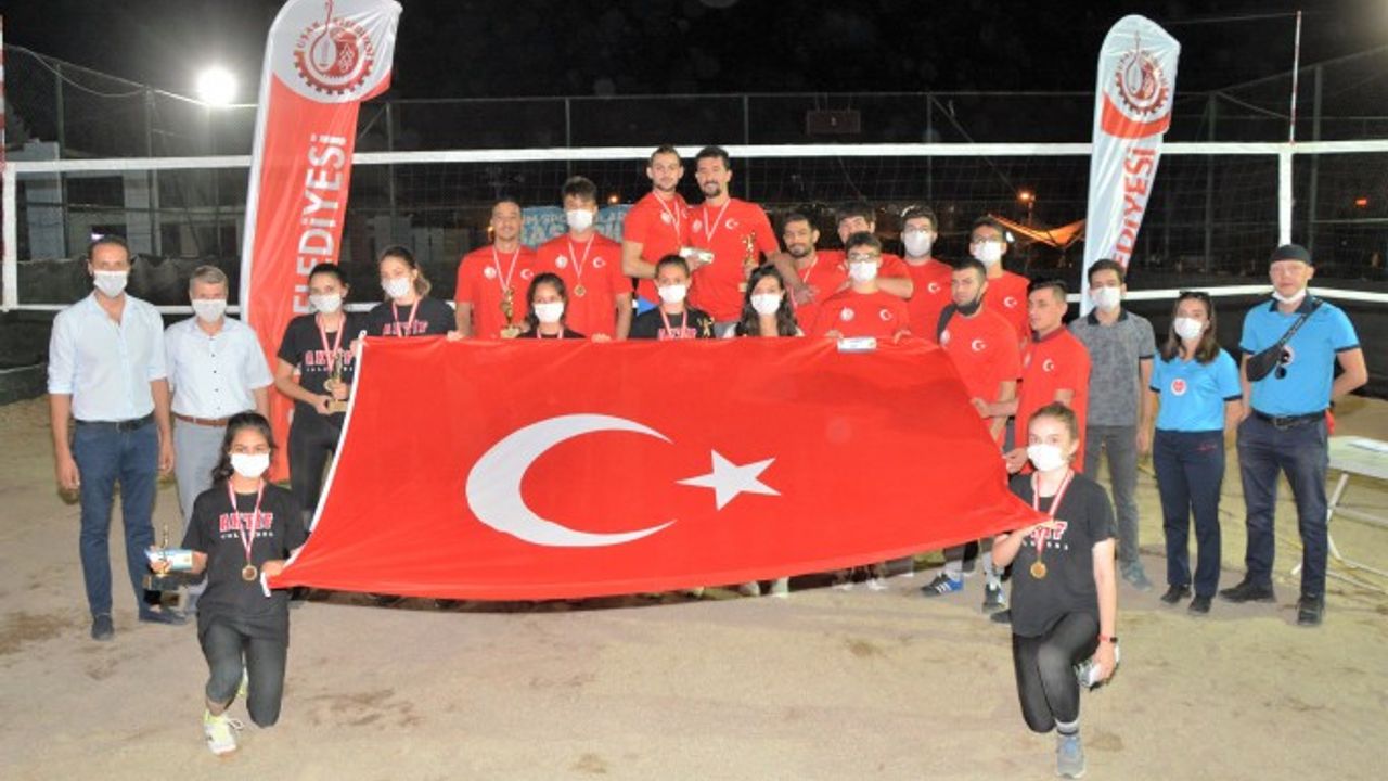 Kurtuluş Kum Voleybol Turnuvası’nda Kupalar Sahibini Buldu