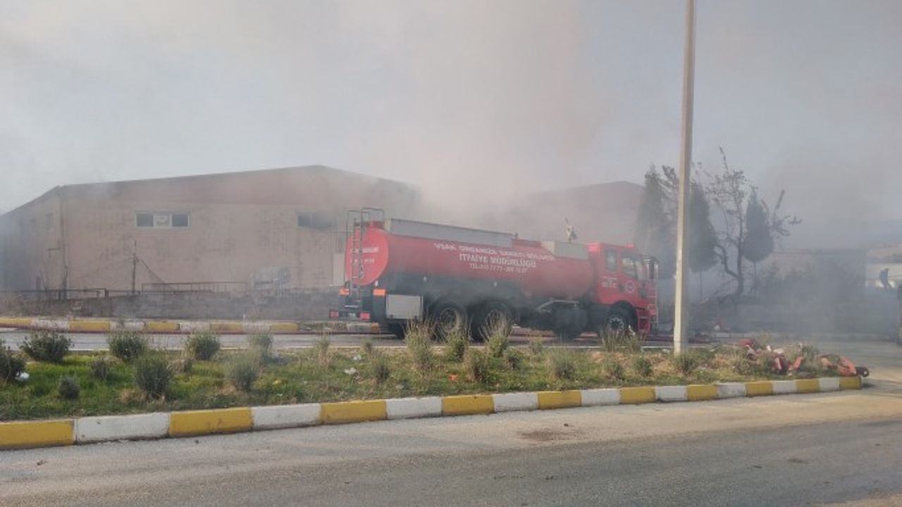 Uşak’ta geri dönüşüm fabrikasında yangın çıktı