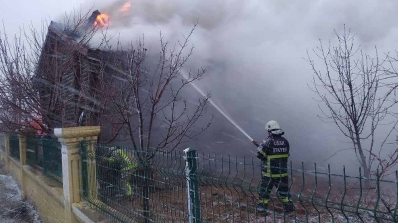 Uşak'ta Ahşap Hobi Evi Alevlere Teslim Oldu