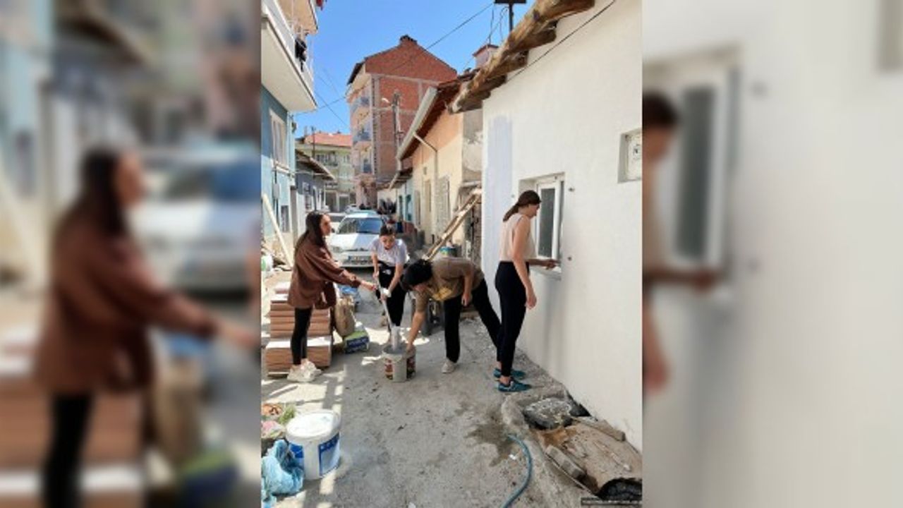 Uşak Üniversitesi Öğrencileri İhtiyaç Sahibi Ailelerin Hayatına Dokunuyor