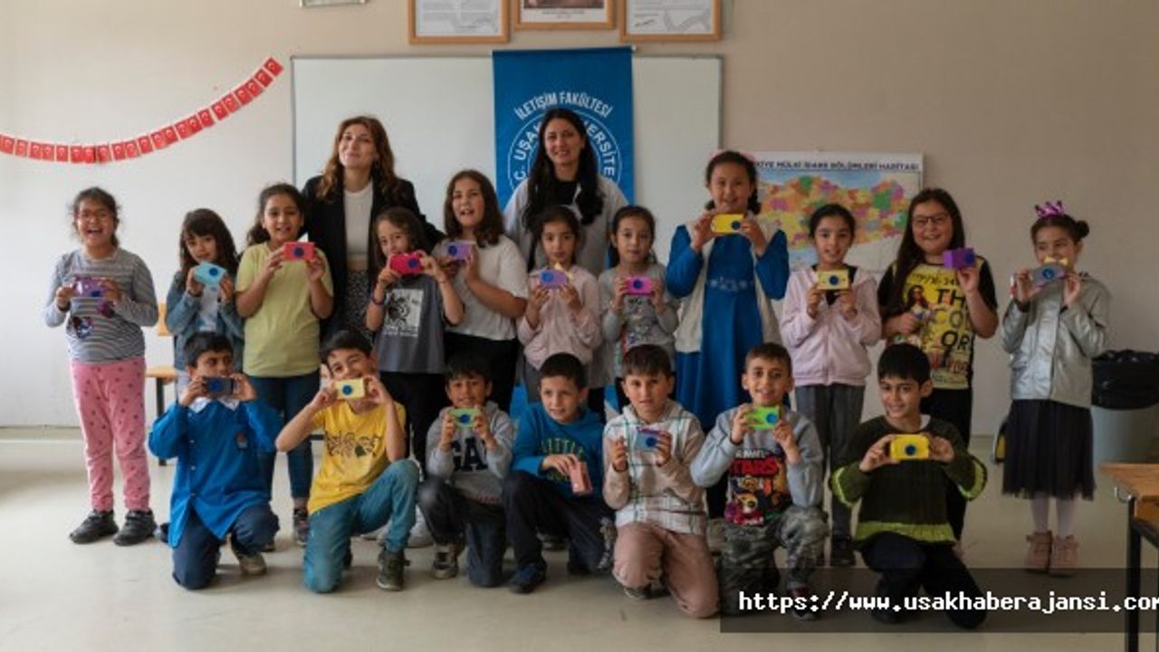 Uşak’ta Köy Okulunda Öğrenciler Bir Günlüğüne Fotoğrafçı Oldular