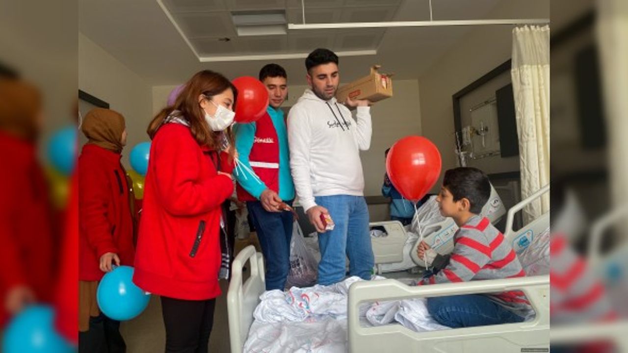 Uşak’ta üniversite öğrencilerinden hastanedeki çocuklara sürpriz ziyaret
