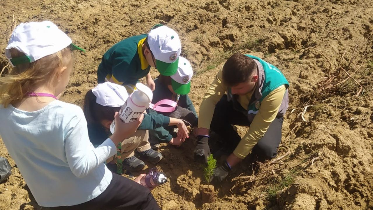 İlkokul Öğrencileri, Çevre Dostu Bir Gelecek İçin Fidan Dikti