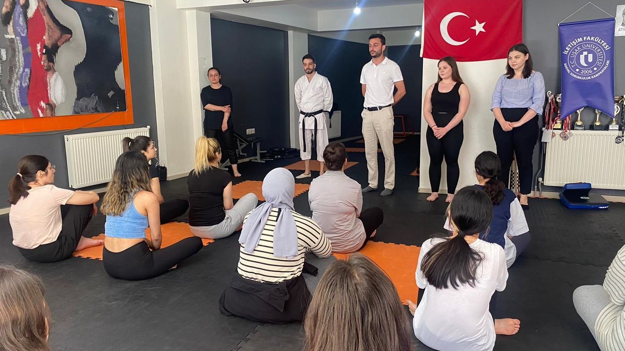 Öğrencilerden Kadına Şiddeti Önlemede Kadınlara Özel Savunma Kursu