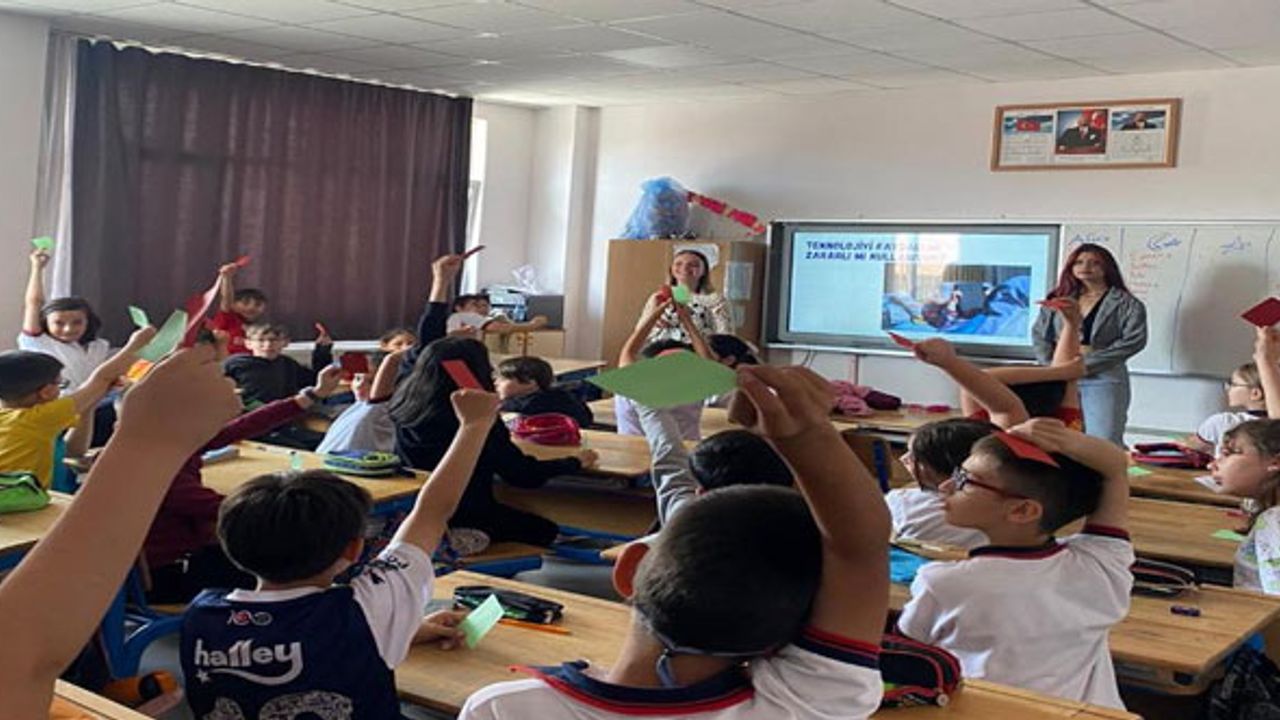 UŞAK ÜNİVERSİTESİ ÖĞRENCİLERİ TEKNOLOJİ BAĞIMLILIĞINA KARŞI MÜCADELE EDİYOR