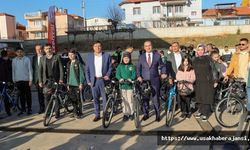 Başkan Çakın'dan Öğrencilere Anlamlı Hediye