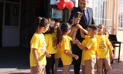 İlk ders zili Uşak Valisi Dr.Naci Aktaş ve öğrencilerle çaldı