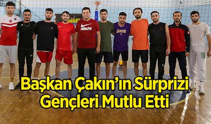 Başkan Çakın’ın Sürprizi Gençleri Mutlu Etti