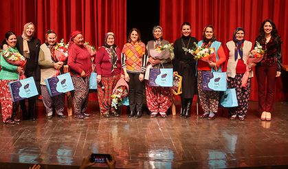 Uşak’ın Kadınları Tiyatronun Ünlü İsmi Ümmiye Koçak İle Bir Araya Geldi