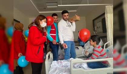 Uşak’ta üniversite öğrencilerinden hastanedeki çocuklara sürpriz ziyaret