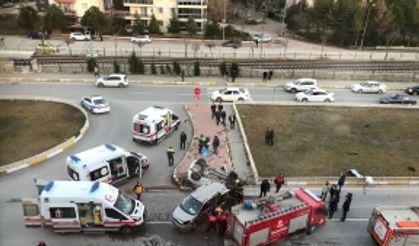 Uşak’ta 2 araç çarpıştı 7 kişi yaralandı