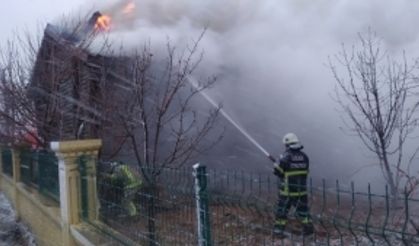 Uşak'ta Ahşap Hobi Evi Alevlere Teslim Oldu