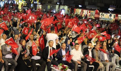 DİRENİŞ KAHRAMANLARINI ANMAK İÇİN UŞAK HALKI MEYDANDA TEK YÜREK OLDU!