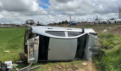 Uşak’ta Otomobil Tarlaya Devrildi, 4 Kişi Yaralandı