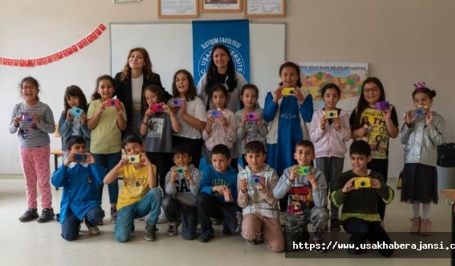 Uşak’ta Köy Okulunda Öğrenciler Bir Günlüğüne Fotoğrafçı Oldular