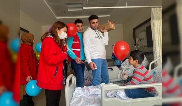 Uşak’ta üniversite öğrencilerinden hastanedeki çocuklara sürpriz ziyaret