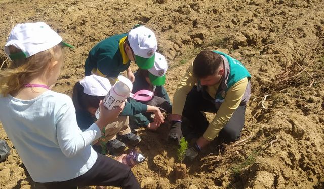 İlkokul Öğrencileri, Çevre Dostu Bir Gelecek İçin Fidan Dikti