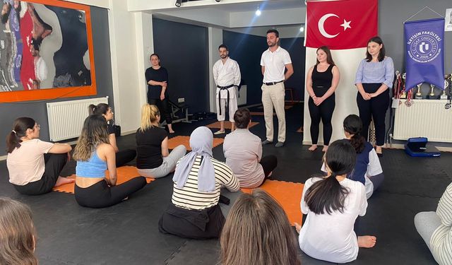 Öğrencilerden Kadına Şiddeti Önlemede Kadınlara Özel Savunma Kursu