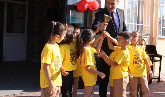 İlk ders zili Uşak Valisi Dr.Naci Aktaş ve öğrencilerle çaldı