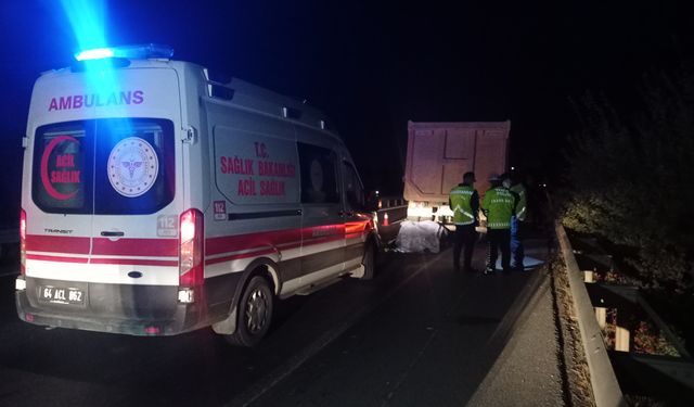 Uşak’ta kamyona çarpan motosüklet sürücüsü öldü