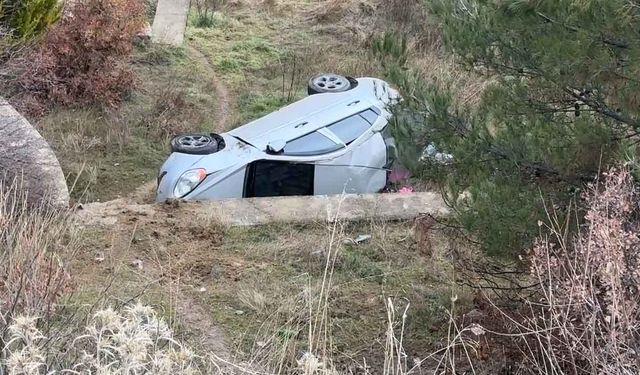 Uşak’ta Akıl Almaz Kaza, Kontrolden Çıkan Otomobil Bahçeye Devrildi