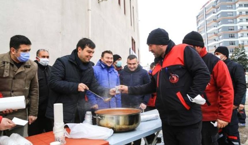 Başkan Çakın’dan Soğukta Çalışan Ekiplere Sıcak Sürpriz