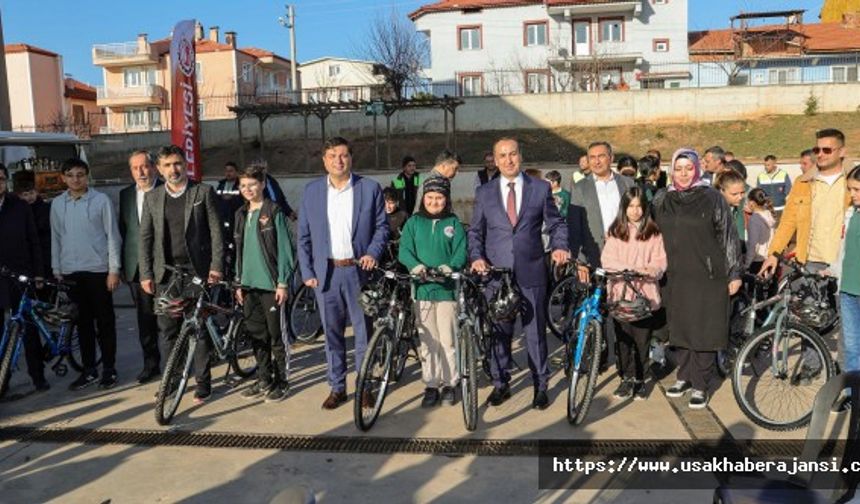 Başkan Çakın'dan Öğrencilere Anlamlı Hediye