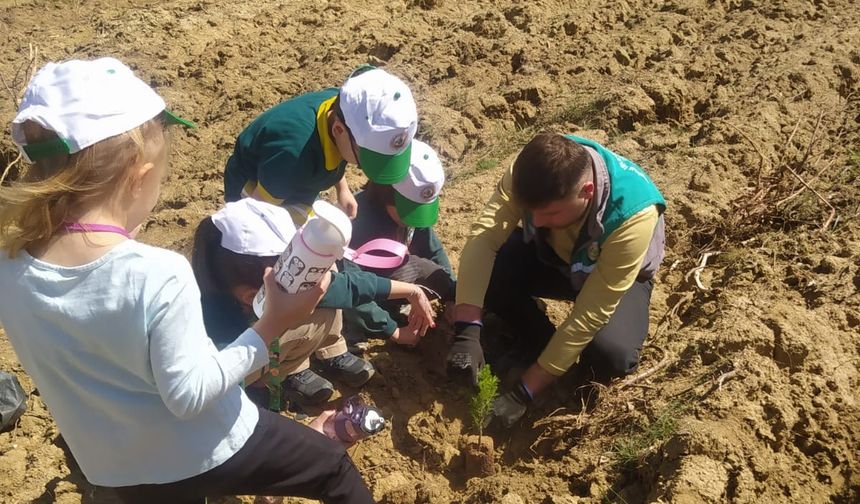 İlkokul Öğrencileri, Çevre Dostu Bir Gelecek İçin Fidan Dikti