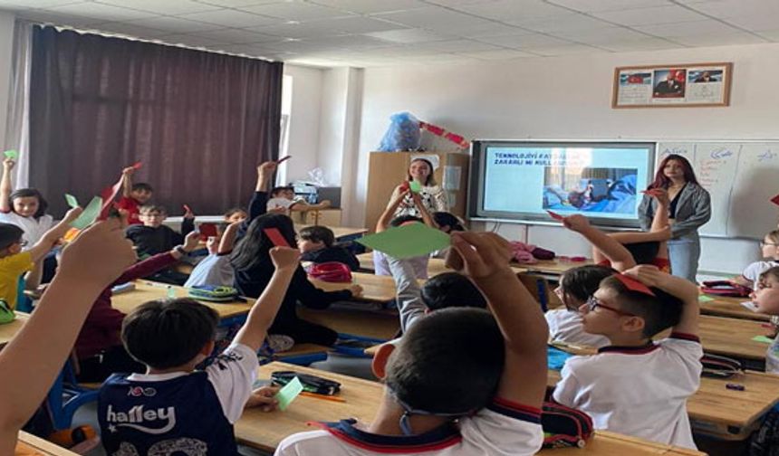 UŞAK ÜNİVERSİTESİ ÖĞRENCİLERİ TEKNOLOJİ BAĞIMLILIĞINA KARŞI MÜCADELE EDİYOR