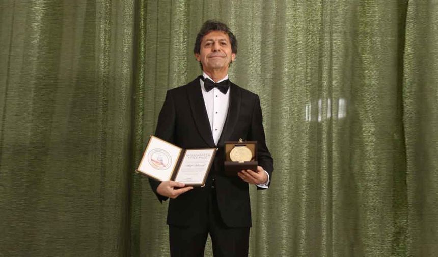 Dünyaca Ünlü Yazar Akif Manaf 2025 Yılı International Peace Prize Ödülü’nü Aldı