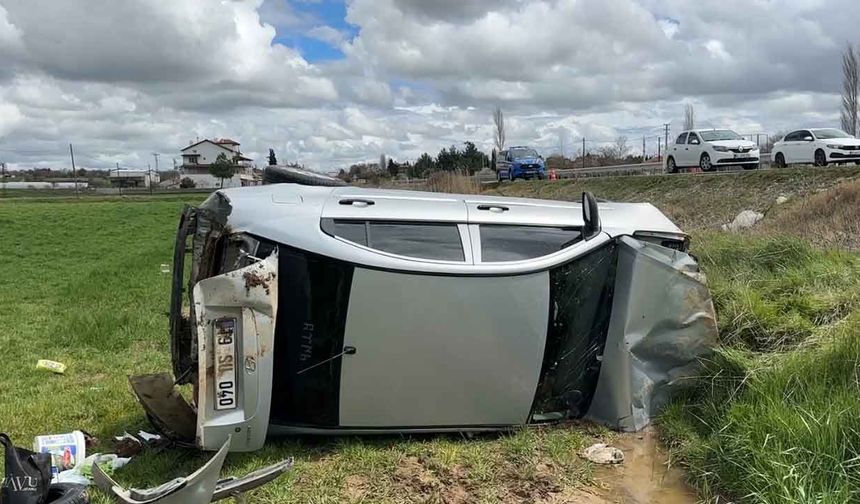 Uşak’ta Otomobil Tarlaya Devrildi, 4 Kişi Yaralandı