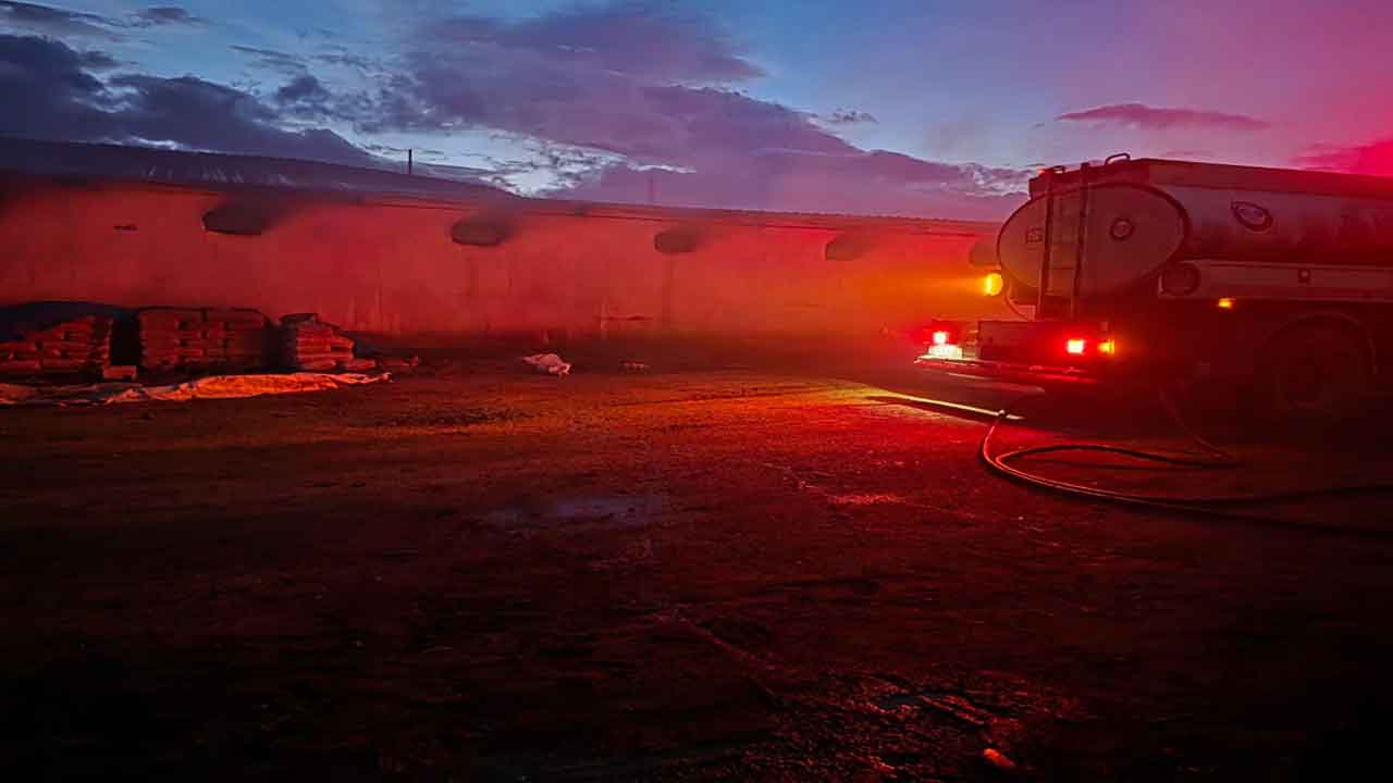 Eşme’de Tavuk Çiftliğinde Yangın: Büyük Maddi Hasar Oluştu