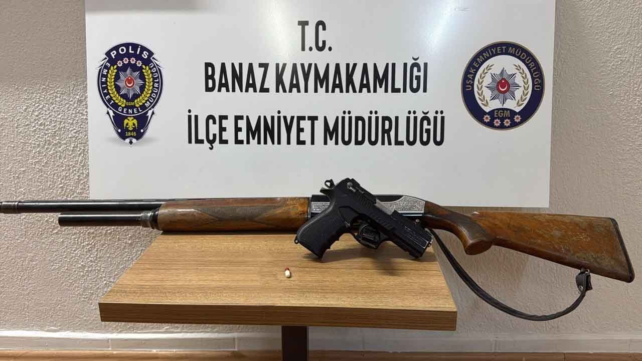 Banaz’da Durdurulan Araçtan Tüfek ve Tabanca Ele Geçirildi