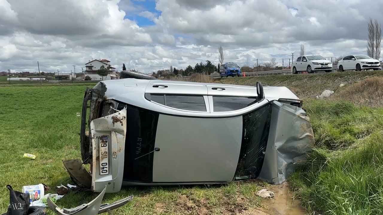 Uşak’ta Otomobil Tarlaya Devrildi, 4 Kişi Yaralandı
